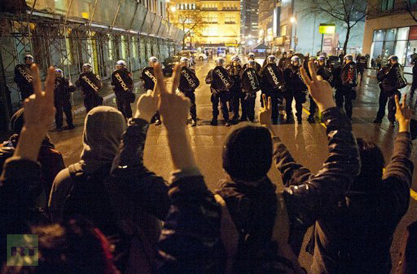 Riot police confront students during a protest April 26, 2012 in Montreal, Canada, over Quebec′s plans to raise tuition (AFP Photo/Rogerio Barbosa)