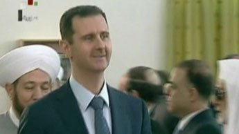 Syria's Assad makes rare appearance for Eid prayers