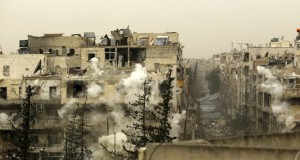 Smoke rises after a shell fell on a building that forces loyal to Syria's president Bashar Al-Assad are located in, after being fired from rebel fighters in the Seif El Dawla neighbourhood in Aleppo March 28, 2015. REUTERS/Rami Zayat - RTR4V9JS
