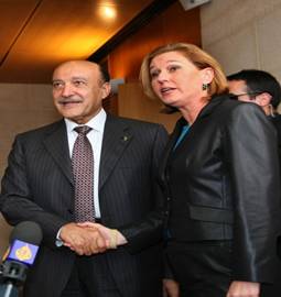 Israeli Foreign Minister Tzipi Livni shakes hand with Egyptian intelligence minister Omar Suleiman prior to their meeting at the Foreign Ministry in Jerusalem on May 12, 2008. Suleiman arrived today in Israel to meet with Israel's leaders to promote a truce between the Jewish state and armed Palestinian factions.